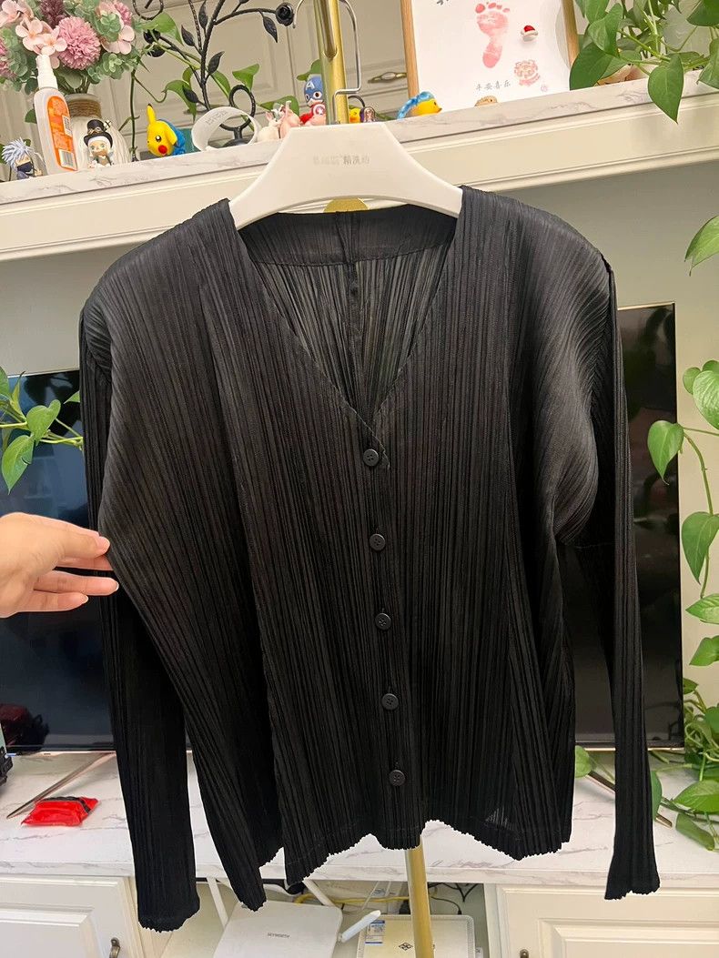 Issey Miyake Issey Miyake Black Pleated Cardigan Jacket Size M / US 6-8 / IT 42-44 - 2 Thumbnail
