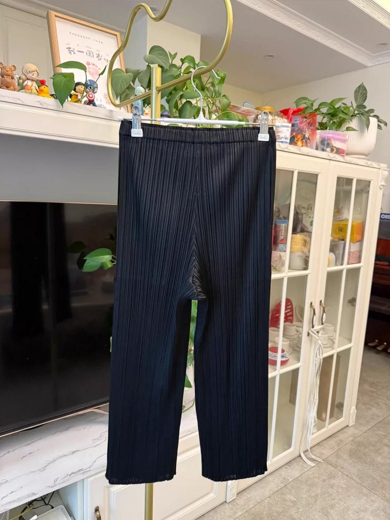 Issey Miyake Classic Black Cropped Straight Pants for Women Size 23" - 7 Thumbnail