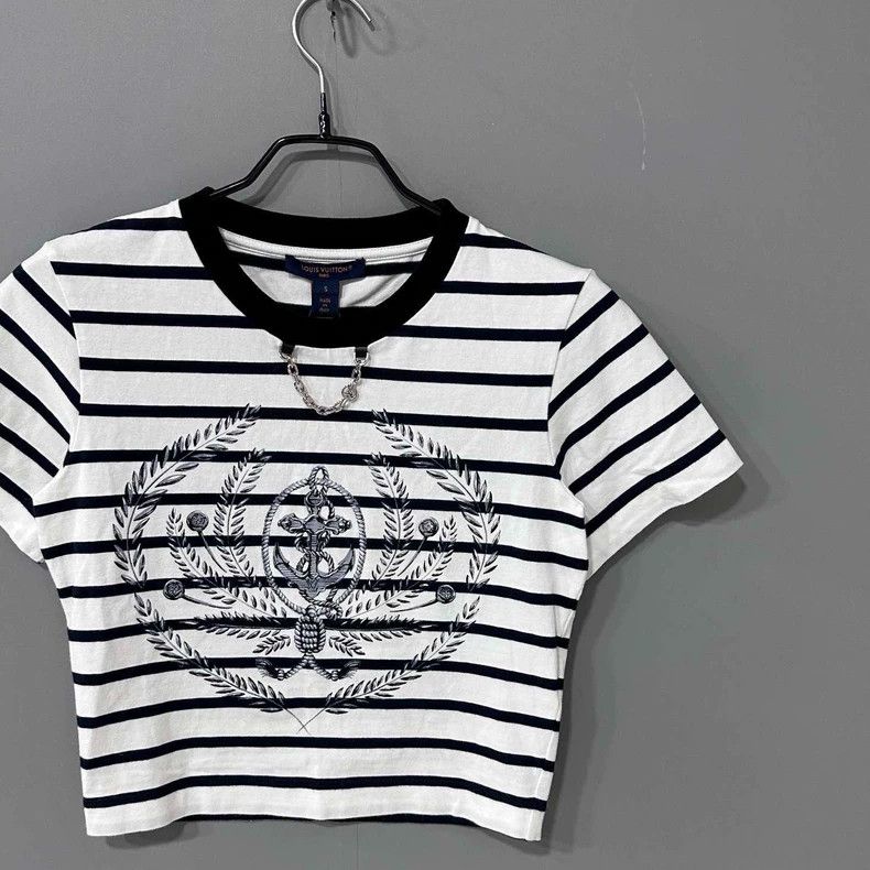 Louis Vuitton Short Sleeve Cropped LV Logo T-Shirt Size S / US 4 / IT 40 - 2 Thumbnail