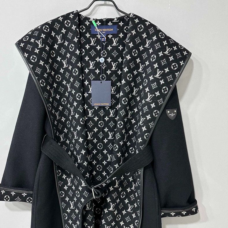 Louis Vuitton Louis Vuitton Full Print Coat Size M / US 6-8 / IT 42-44 - 2 Thumbnail
