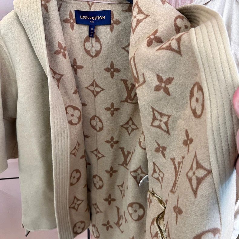 Louis Vuitton Louis Vuitton Camel Wool Coat with Dust Bag Size M / US 6-8 / IT 42-44 - 3 Thumbnail