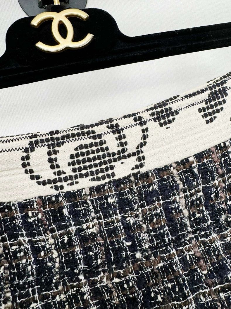 Chanel Chanel Tweed Skirt Size 38 With Logo Hem Size 38" / US 16 / IT 52 - 2 Thumbnail
