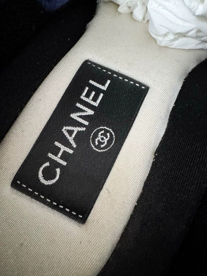 Chanel Chanel Sneakers Size 35, Gently Used Size US 5 / IT 35 - 5 Thumbnail