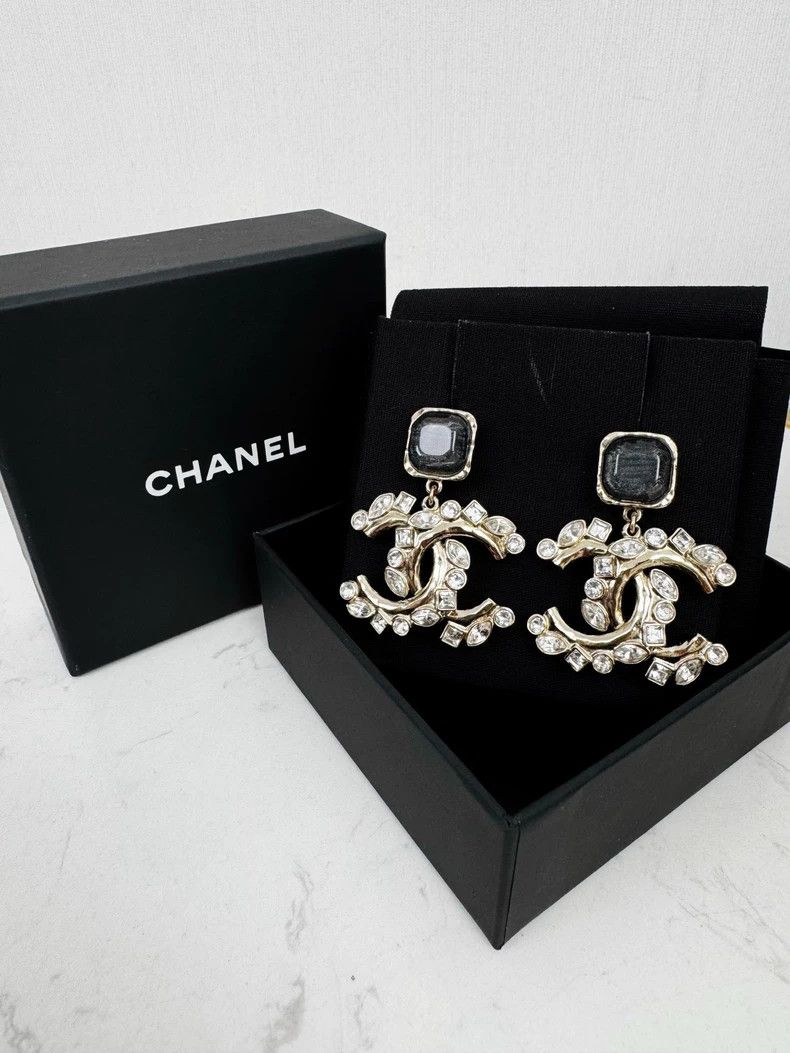 Chanel Chanel Earrings Beautiful and Elegant Design Size ONE SIZE - 2 Thumbnail