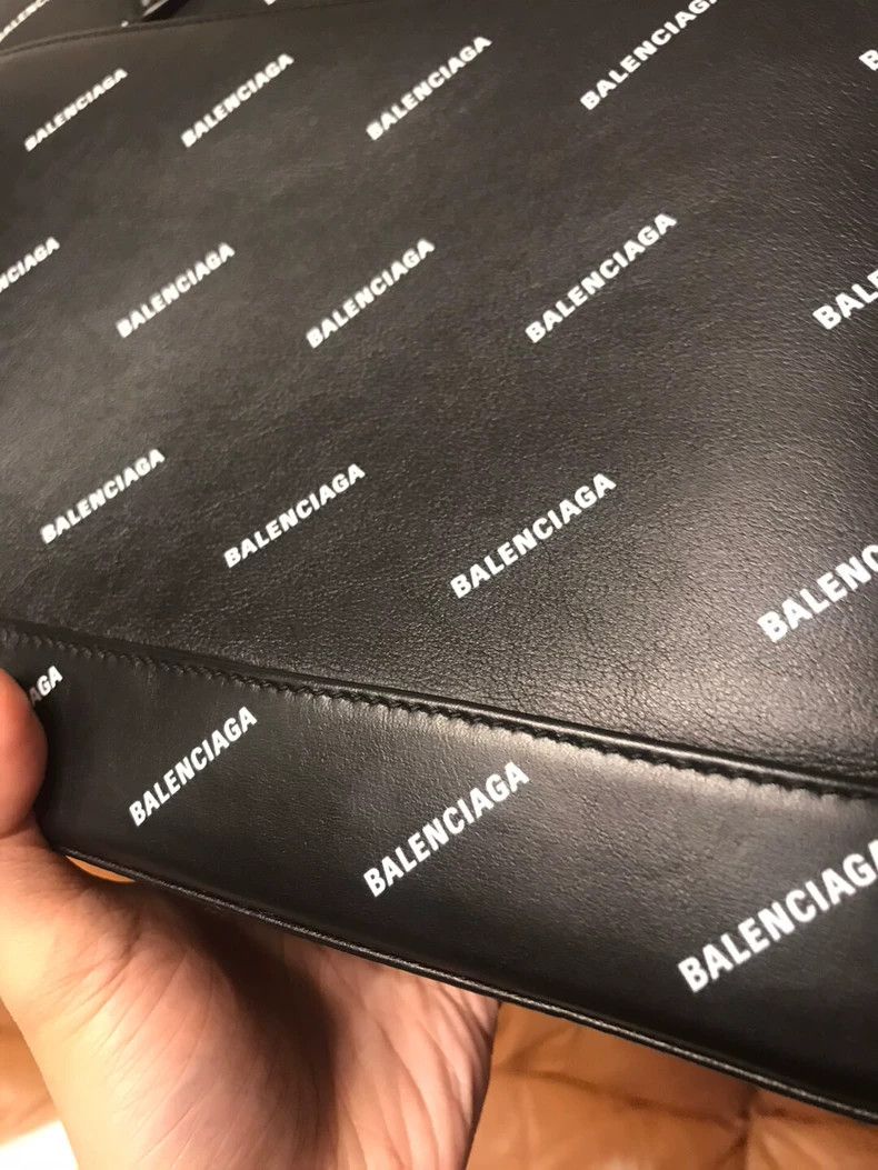 Balenciaga Balenciaga Large Shell Bag with Letter Design Size ONE SIZE - 9 Thumbnail