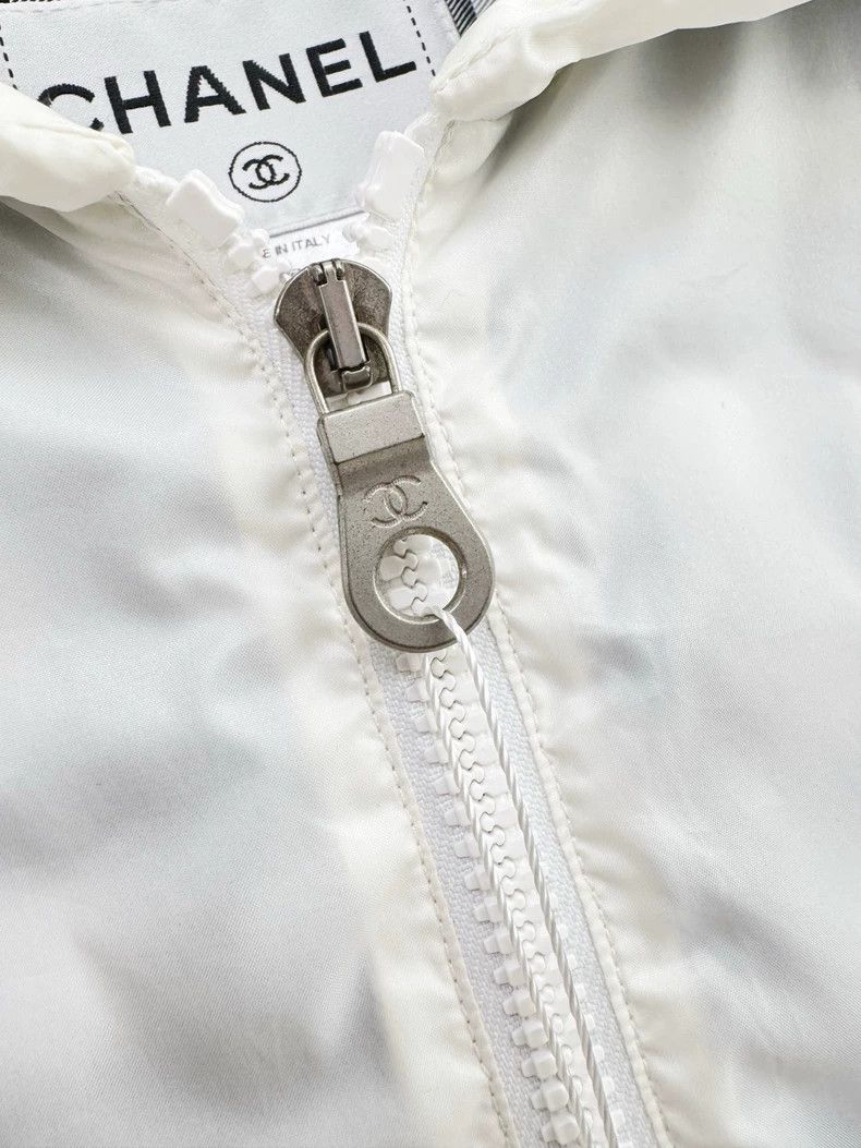 Chanel Chanel White Vest with Hood and Pockets Size L / US 10 / IT 46 - 2 Thumbnail