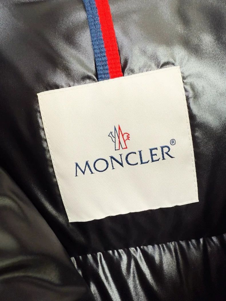 Moncler Moncler Down Jacket Size 2 Almost New Size M / US 6-8 / IT 42-44 - 3 Thumbnail