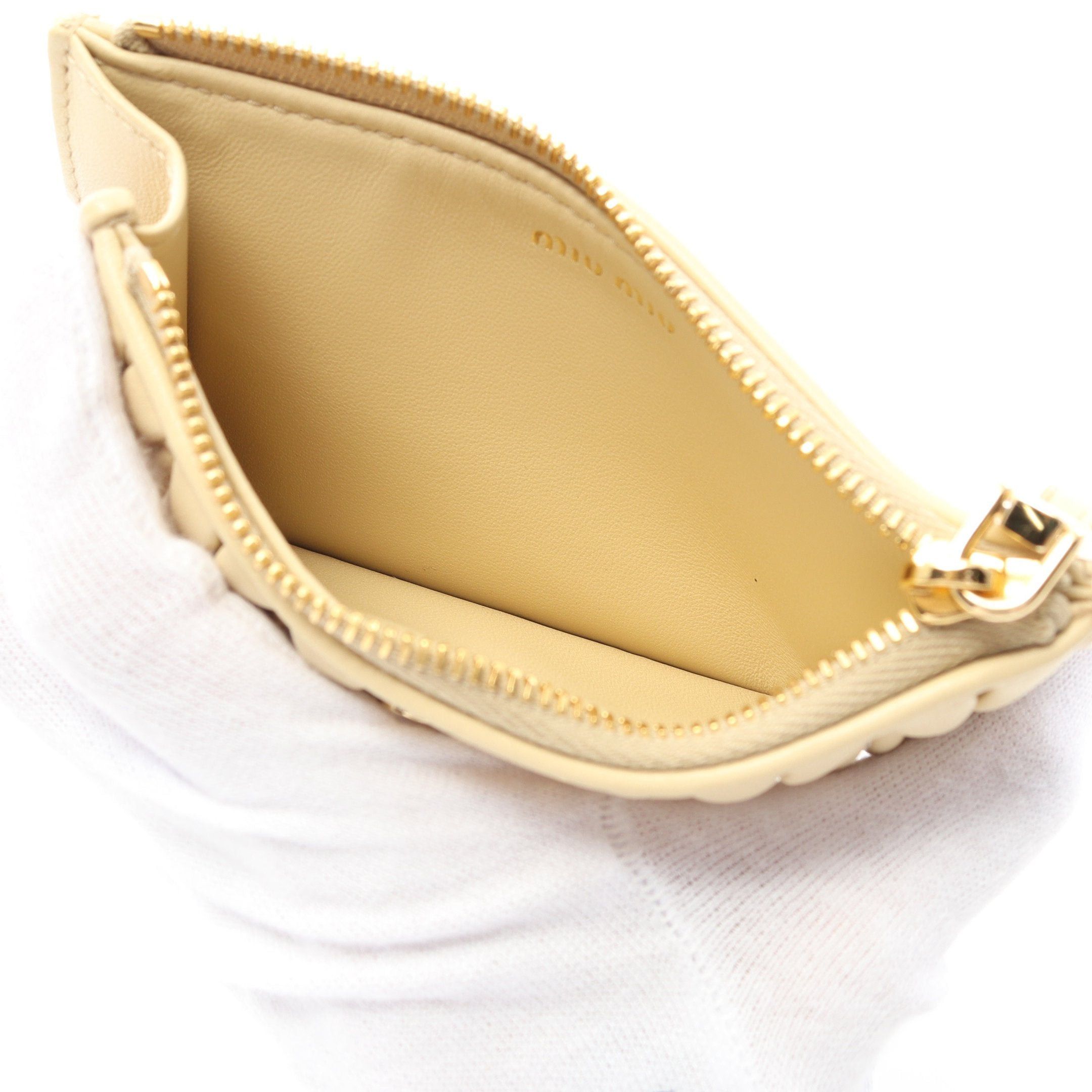 Miu Miu Miu Miu Matelasse Coin Purse Card Case Leather Beige Size ONE SIZE - 3 Thumbnail