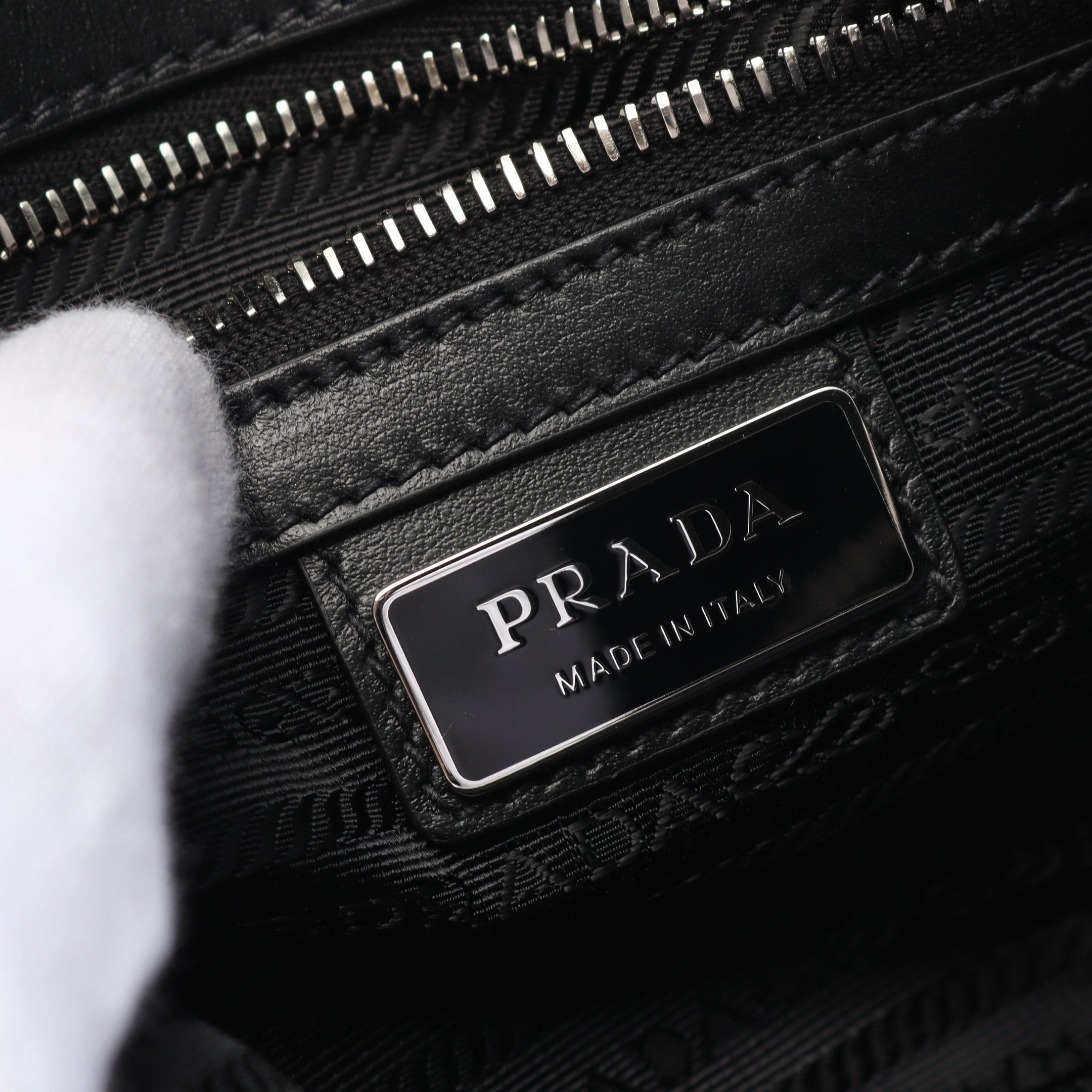Prada Prada Vitello Dino Body Bag Leather Black Size ONE SIZE - 4 Thumbnail