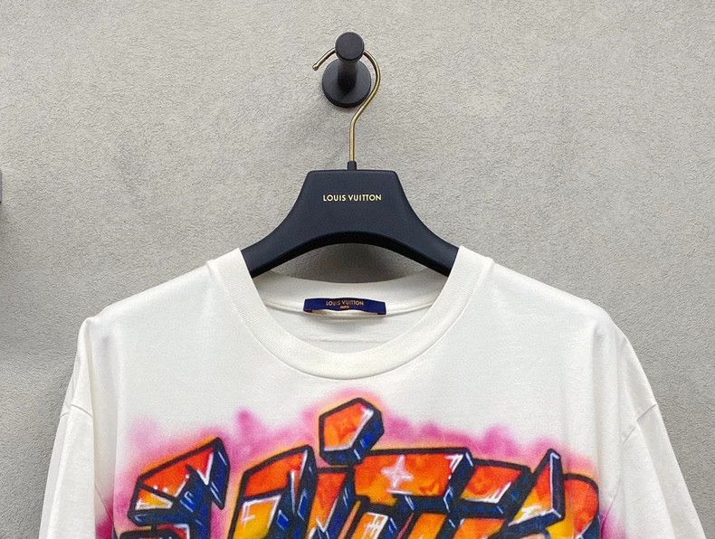 Louis Vuitton White Logo Print Graffiti Short Sleeve Tee - dmc Size US M / EU 48-50 / 2 - 4 Thumbnail