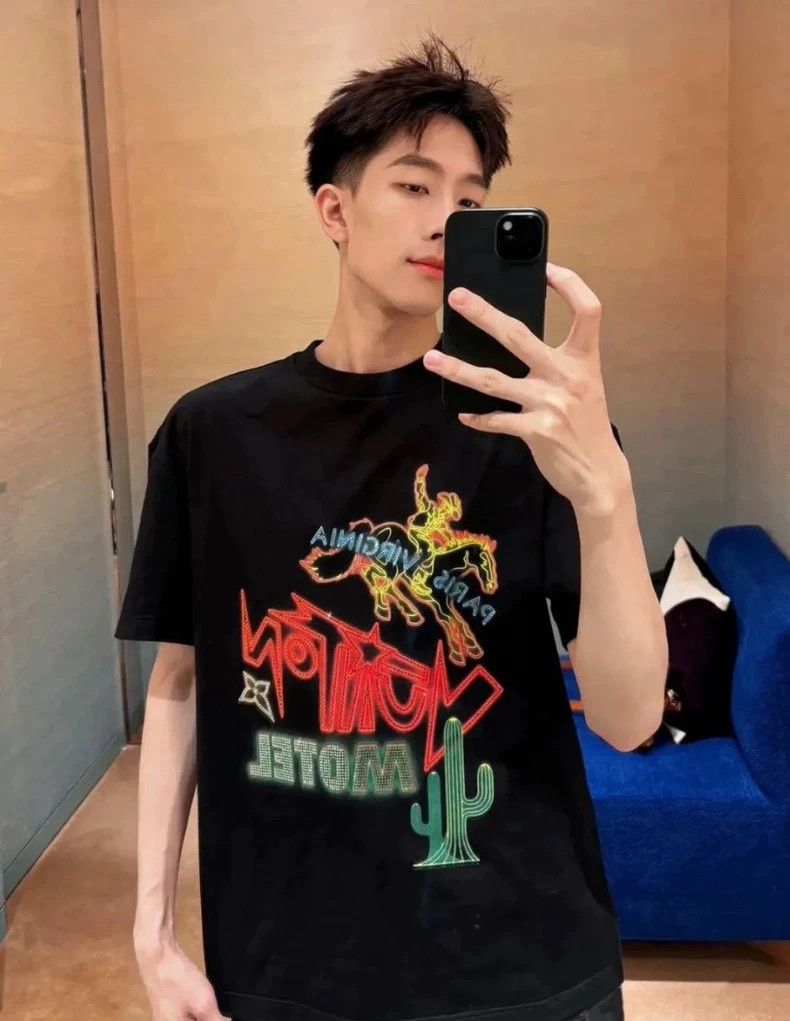 Louis Vuitton Black Short Sleeve Printed T-Shirt - dmc Size US L / EU 52-54 / 3 - 7 Thumbnail