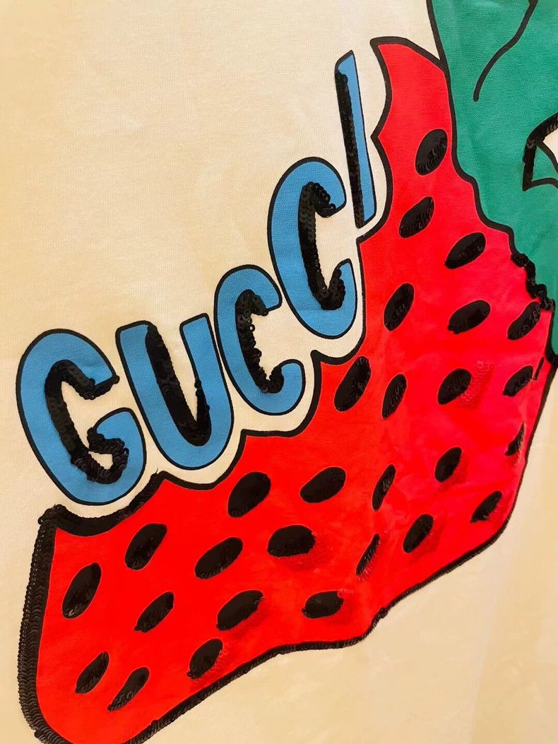 Gucci Gucci Strawberry Print Short Sleeve T-Shirt - dmc Size US M / EU 48-50 / 2 - 2 Thumbnail