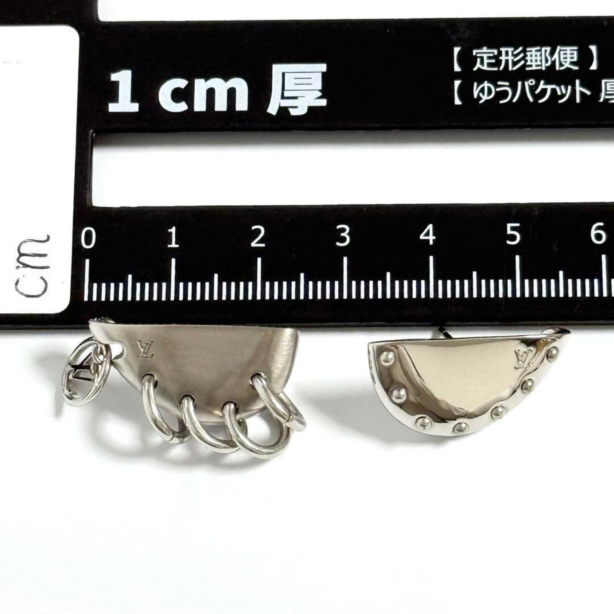 Louis Vuitton Louis Vuitton Asymmetrical Bionic Earrings for Men and Women Size ONE SIZE - 8 Thumbnail