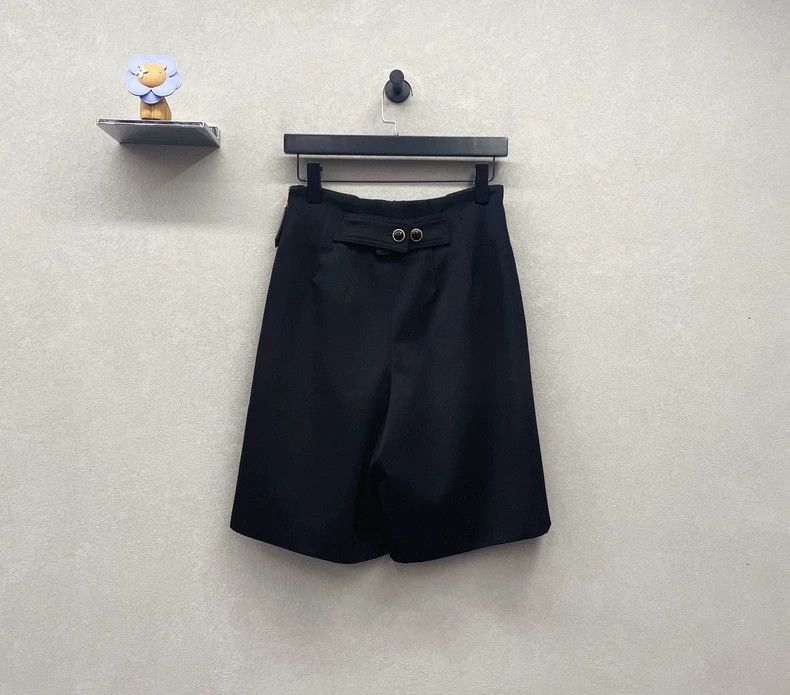 Louis Vuitton Black Pleated Shorts with Button Detail - dmc Size US 34 / EU 50 - 2 Thumbnail