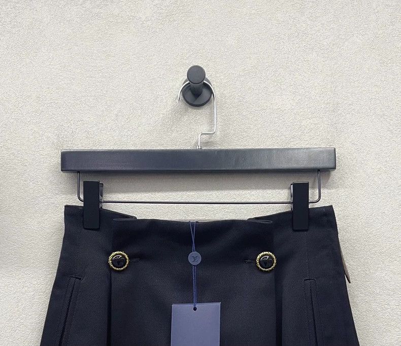 Louis Vuitton Black Pleated Shorts with Button Detail - dmc Size US 34 / EU 50 - 4 Thumbnail