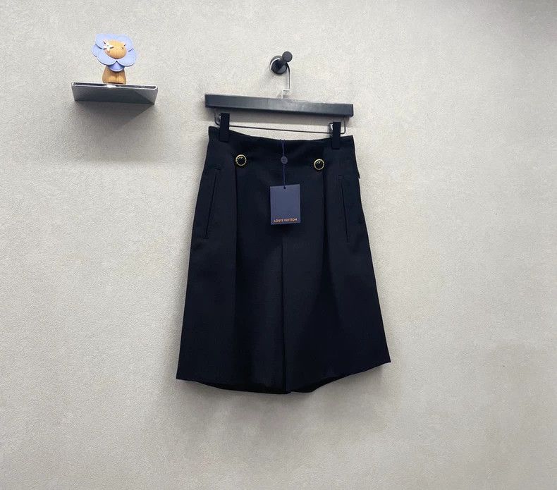 Louis Vuitton Black Pleated Shorts with Button Detail - dmc Size US 34 / EU 50 - 3 Thumbnail