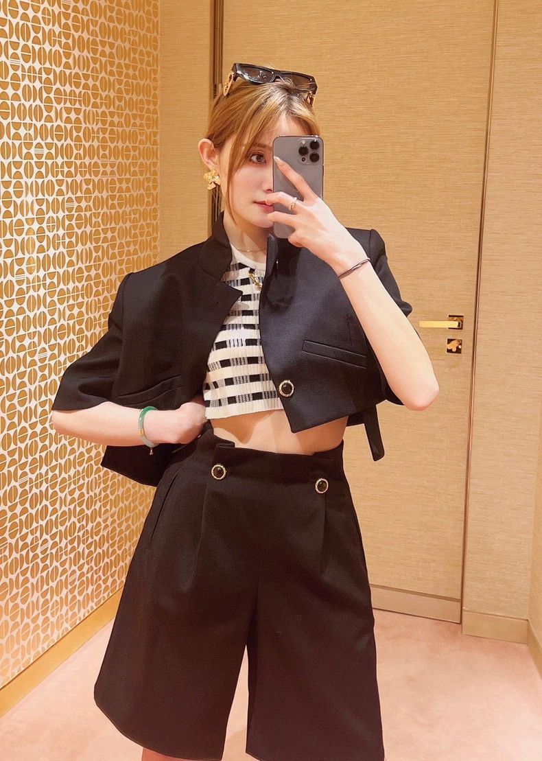 Louis Vuitton Black Pleated Shorts with Button Detail - dmc Size US 34 / EU 50 - 8 Thumbnail