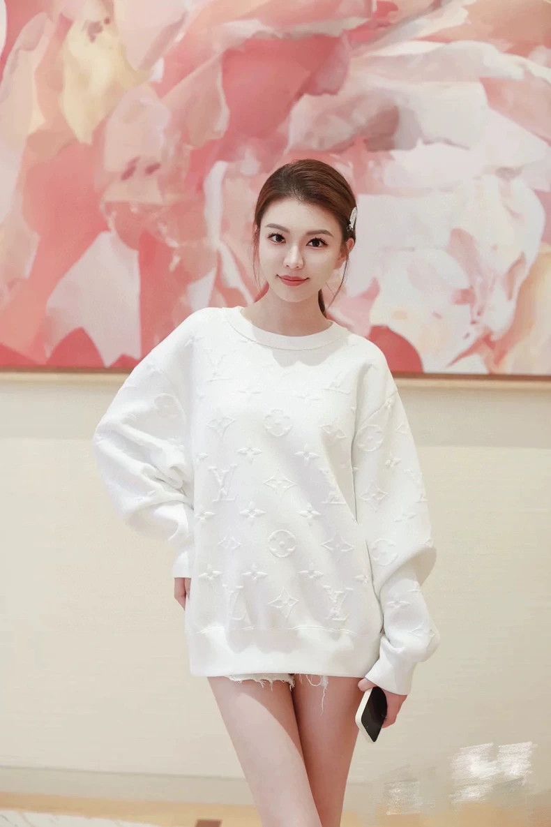 Louis Vuitton White Louis Vuitton Logo Sweatshirt Size XS - dmc Size US XS / EU 42 / 0 - 7 Thumbnail