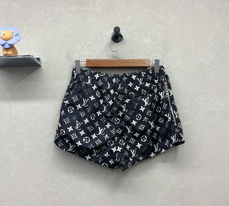 Louis Vuitton Black LV Logo Printed Casual Shorts - dmc Size US 34 / EU 50 - 2 Thumbnail
