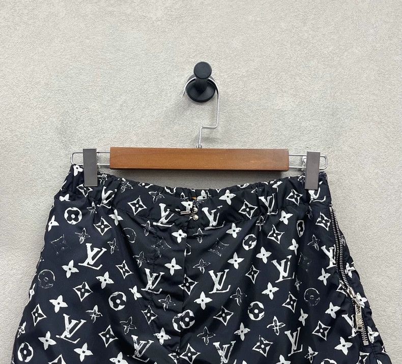 Louis Vuitton Black LV Logo Printed Casual Shorts - dmc Size US 34 / EU 50 - 4 Thumbnail