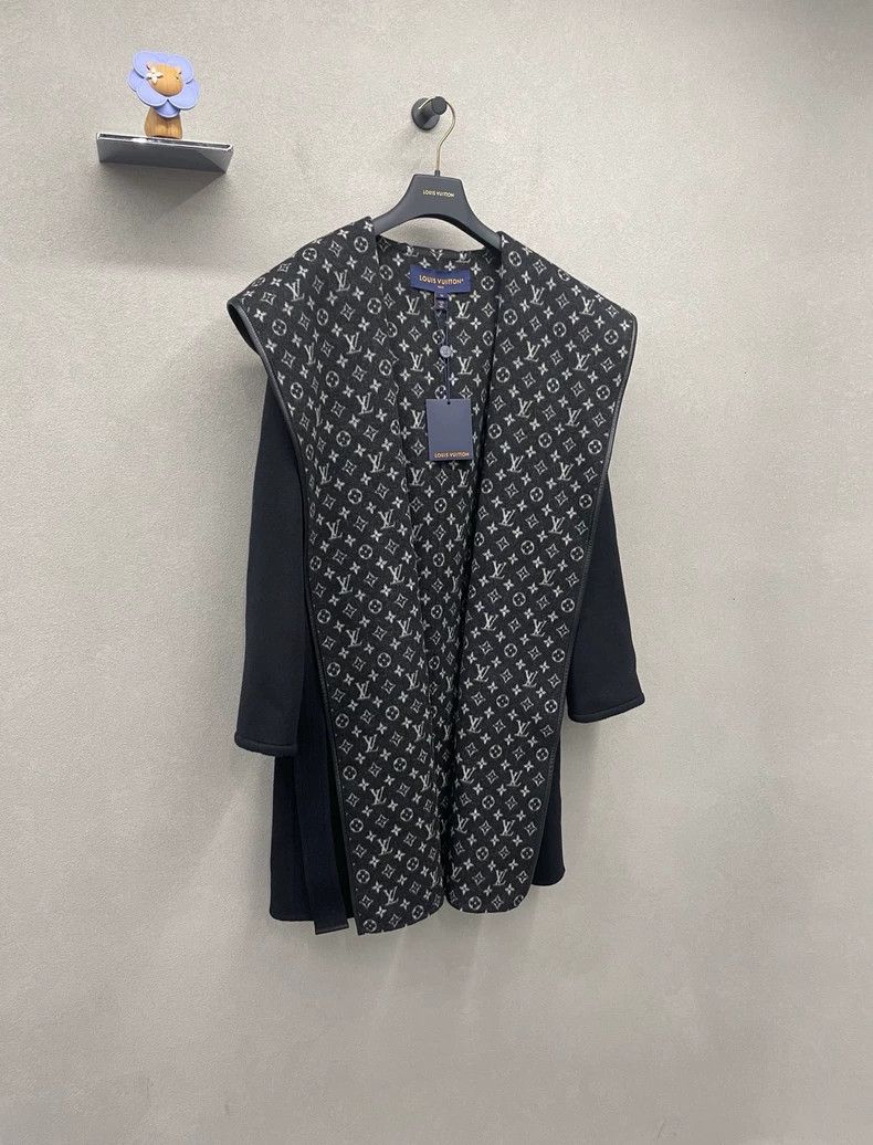Louis Vuitton Black Hooded Coat with Logo Print Design - dmc Size US S / EU 44-46 / 1 - 3 Thumbnail
