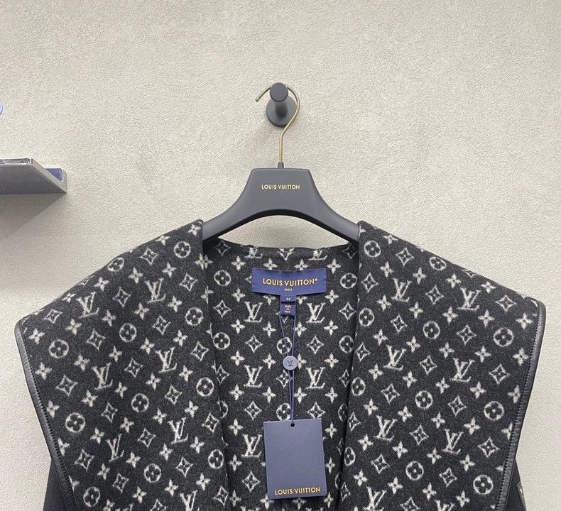 Louis Vuitton Black Hooded Coat with Logo Print Design - dmc Size US S / EU 44-46 / 1 - 4 Thumbnail