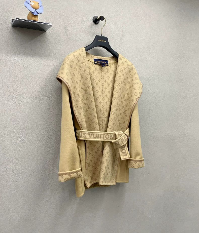 Louis Vuitton Beige Short Printed Coat for Fall Winter - dmc Size US L / EU 52-54 / 3 - 3 Thumbnail