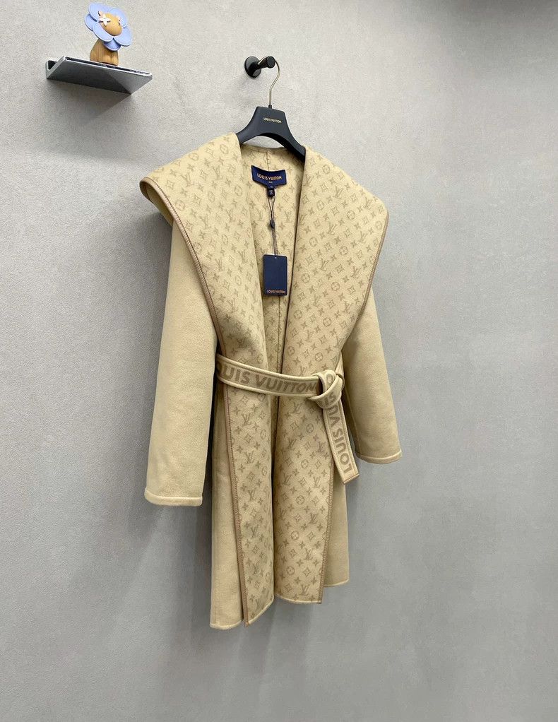 Louis Vuitton Beige Printed Long Coat from Louis Vuitton - dmc Size US M / EU 48-50 / 2 - 3 Thumbnail