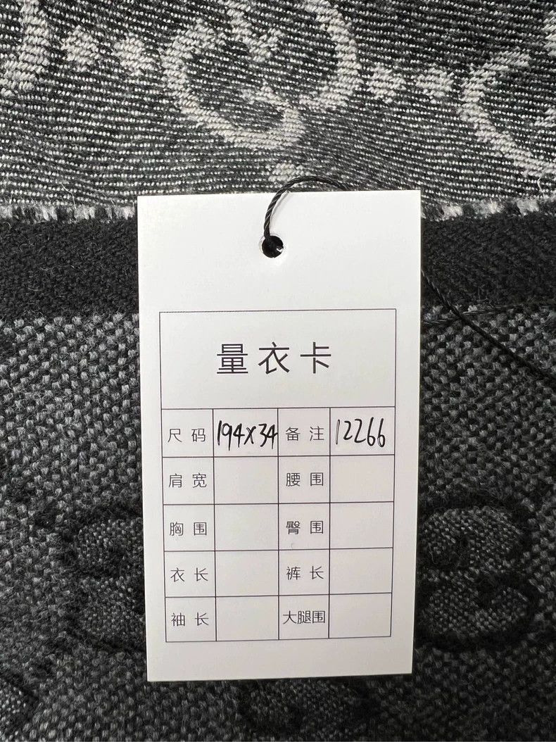Gucci Gucci Logo Scarf in New Condition - dmc Size ONE SIZE - 7 Thumbnail