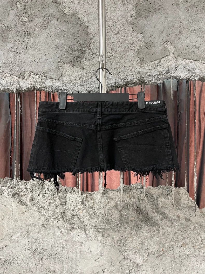 Balenciaga Balenciaga Black Denim Shorts with Frayed Hem - dmc Size US 26 / EU 42 - 2 Thumbnail