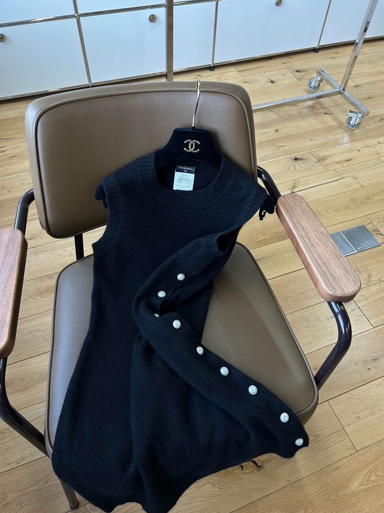 Chanel Black Cashmere Knit Sleeveless Dress with Pearls - dmc Size US 34 / EU 50 - 7 Thumbnail
