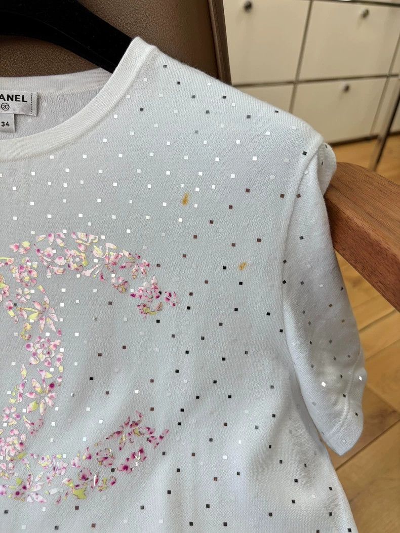Chanel Chanel Logo White Round Neck T-Shirt - dmc Size US S / EU 44-46 / 1 - 7 Thumbnail