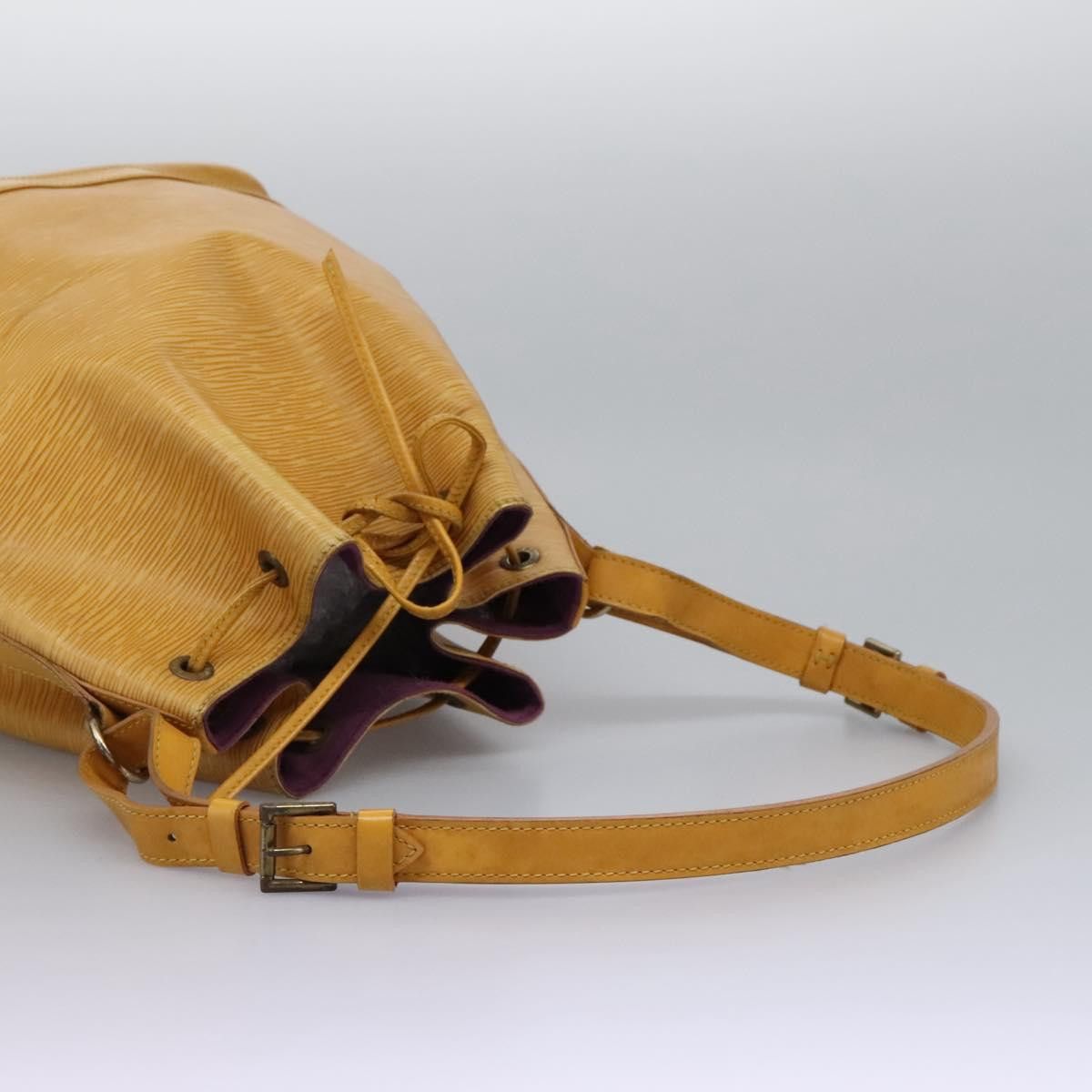 Louis Vuitton Noé Yellow Leather Shoulder Bag (Pre-Owned) Size ONE SIZE - 5 Thumbnail