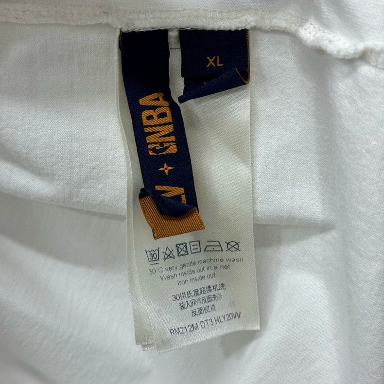 Louis Vuitton Louis Vuitton x NBA White Logo Short Sleeve T-shirt Size US XL / EU 56 / 4 - 5 Thumbnail