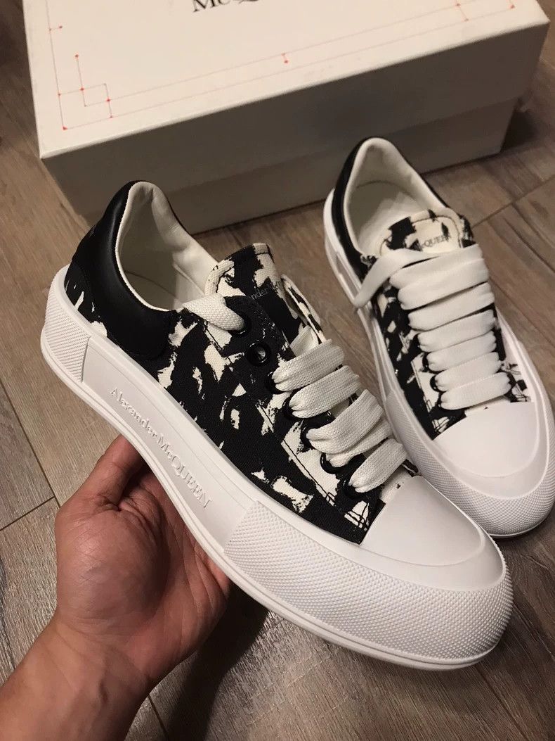 Alexander McQueen Alexander McQueen Casual Sneakers with Graffiti Design Size US 10.5 / EU 43-44 - 2 Thumbnail