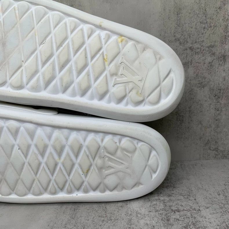 Louis Vuitton White Embossed Slip-On Sandals Size 8 Size US 8 / EU 41 - 9 Thumbnail