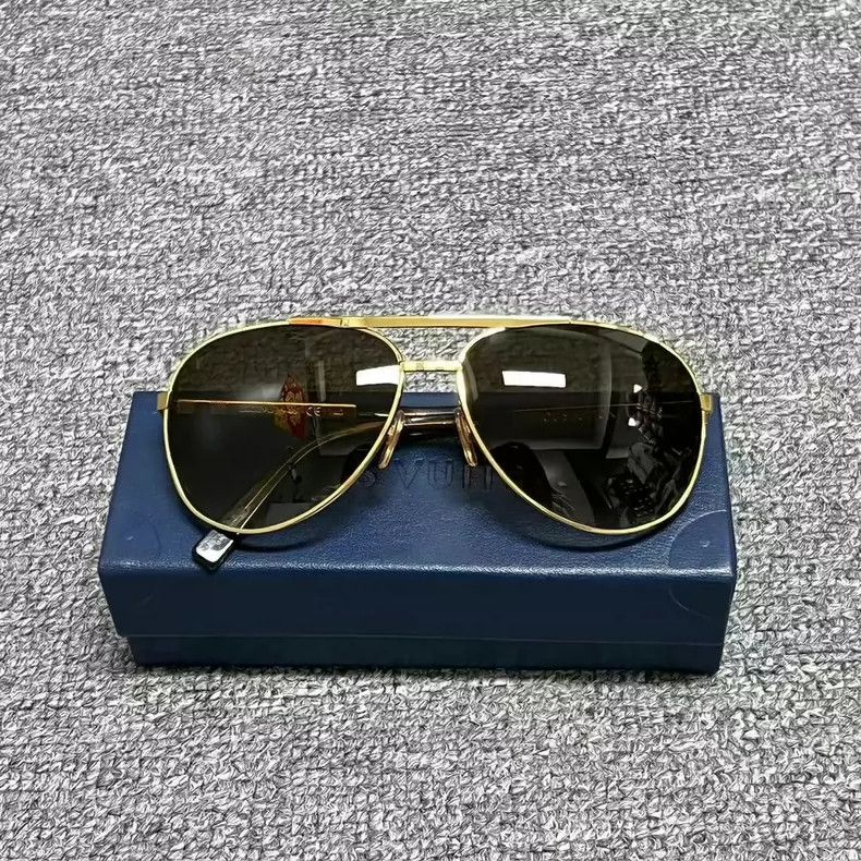 Louis Vuitton Louis Vuitton Pilot Sunglasses with Original Case Size ONE SIZE - 9 Thumbnail