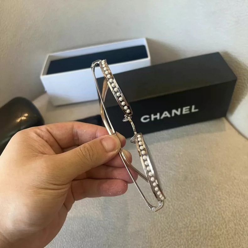Chanel Chanel Pearl Edge Gradient Sunglasses Size ONE SIZE - 4 Thumbnail