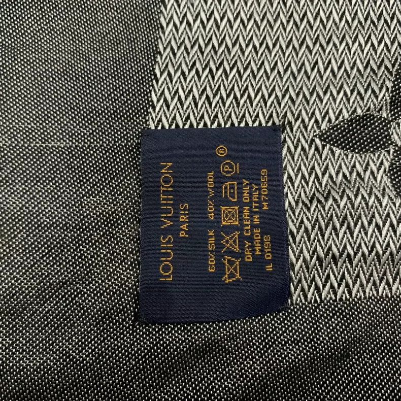 Louis Vuitton Gray Scarf with Louis Vuitton Design Size ONE SIZE - 5 Thumbnail