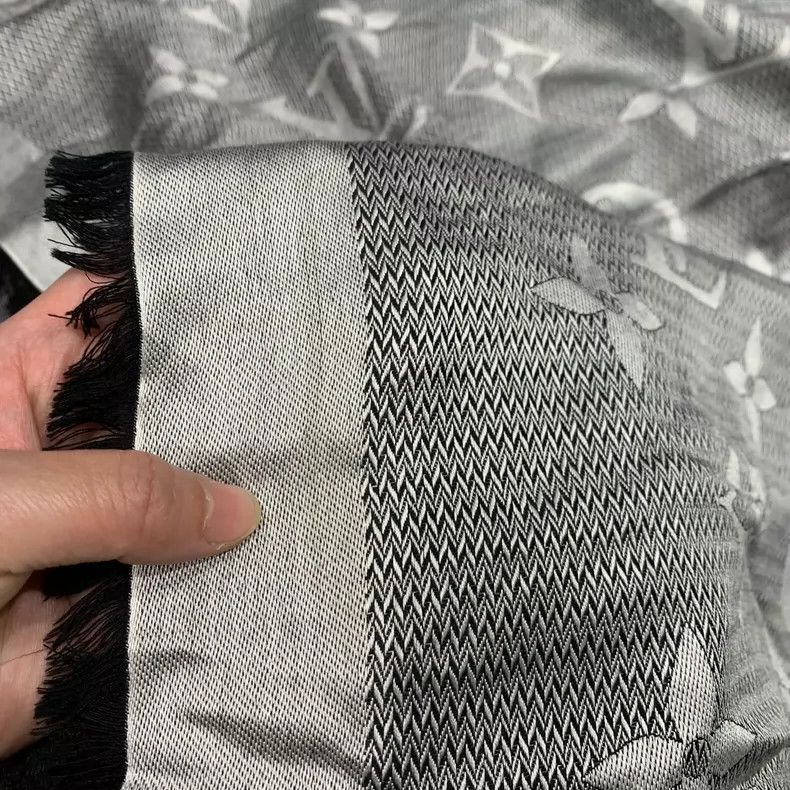 Louis Vuitton Gray Scarf with Louis Vuitton Design Size ONE SIZE - 4 Thumbnail
