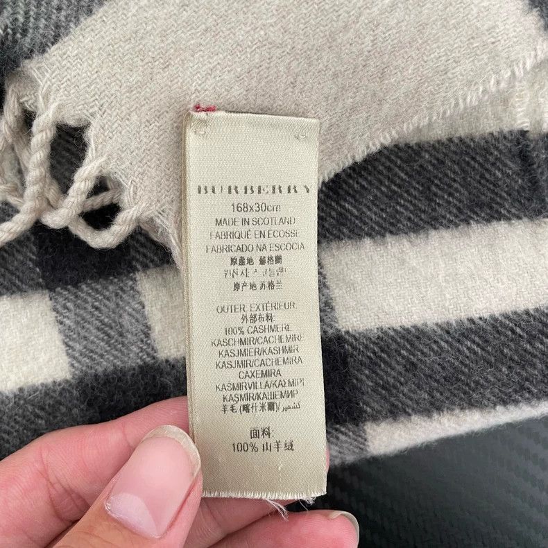 Burberry Burberry Cashmere Scarf in Plaid Design Size ONE SIZE - 4 Thumbnail