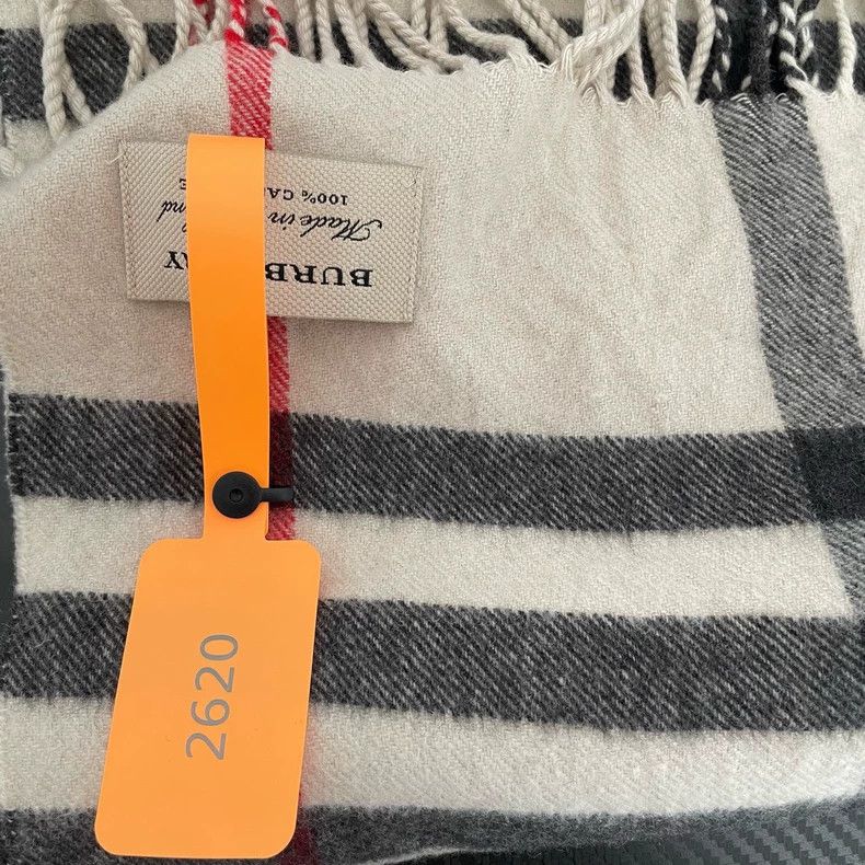 Burberry Burberry Cashmere Scarf in Plaid Design Size ONE SIZE - 2 Thumbnail