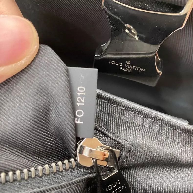 Louis Vuitton Louis Vuitton Small Black Messenger Bag Size ONE SIZE - 9 Thumbnail