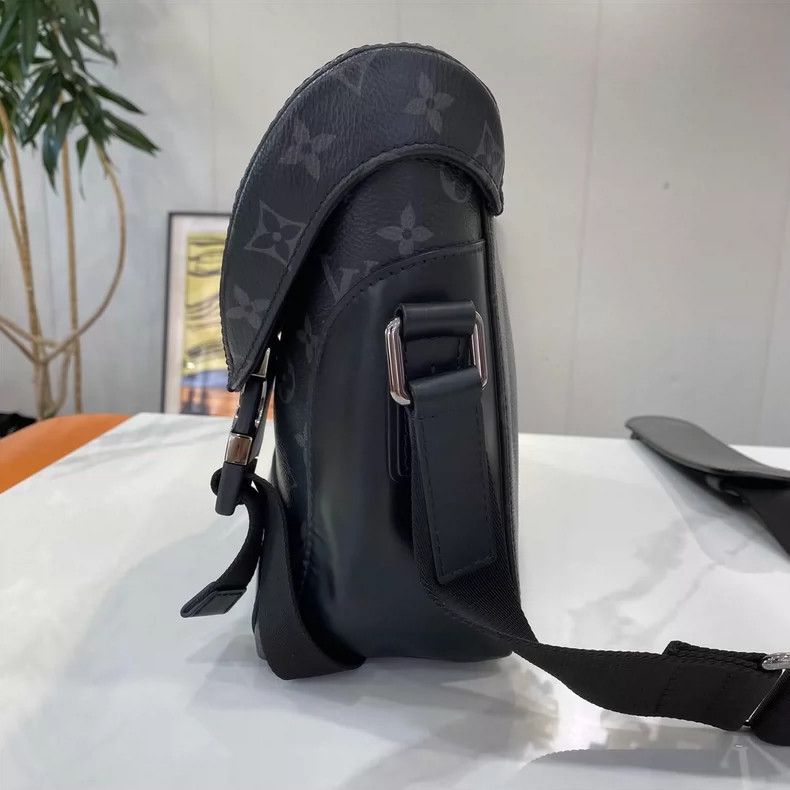 Louis Vuitton Louis Vuitton Small Black Messenger Bag Size ONE SIZE - 3 Thumbnail