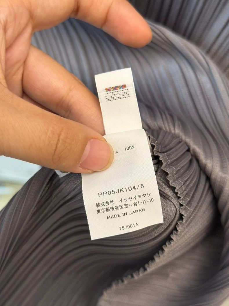 Issey Miyake Long Sleeve Top in Dark Gray-yf