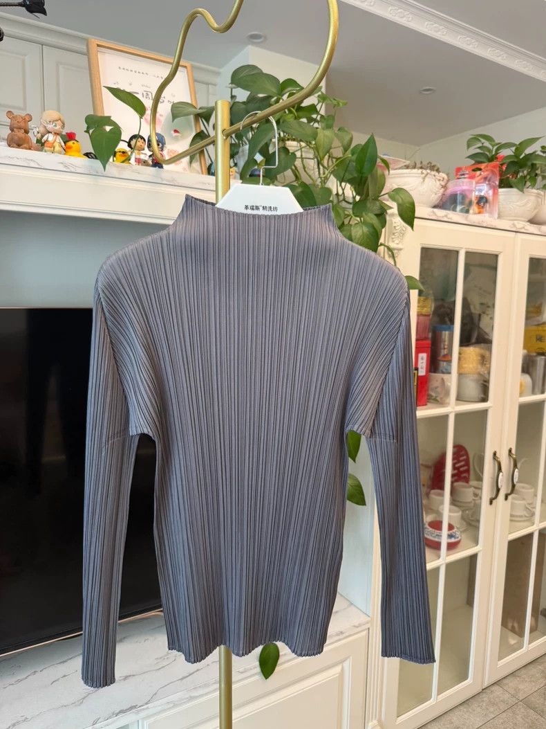 Issey Miyake Long Sleeve Top in Dark Gray-yf
