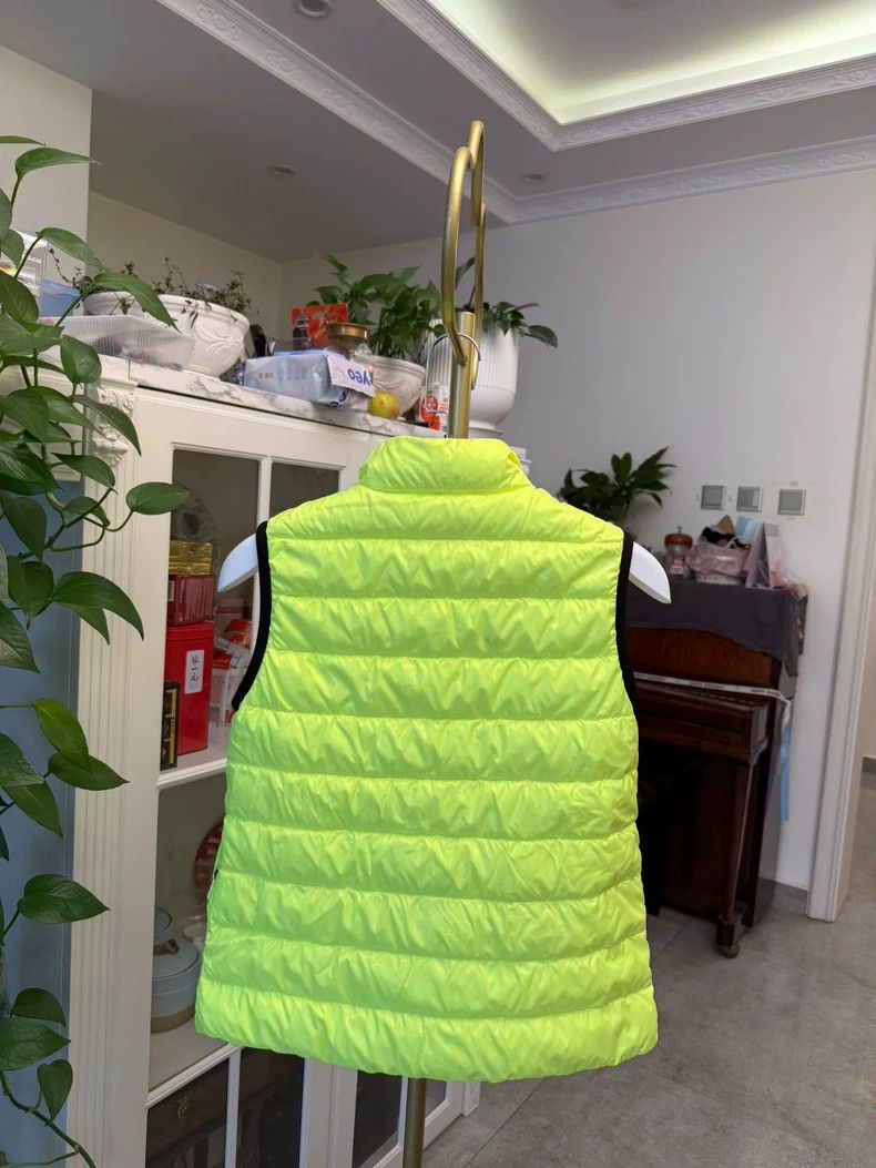 Moncler Moncler Kids Down Vest Size 14A-yf Size US M / EU 48-50 / 2 - 3 Thumbnail