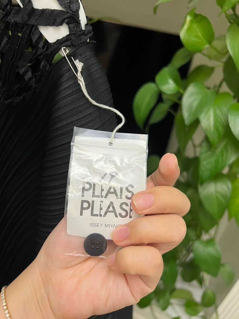 Issey Miyake Pleated Black Shawl with Tag, Never Worn-yf Size US M / EU 48-50 / 2 - 3 Thumbnail