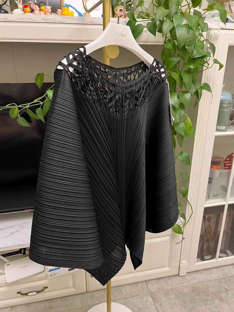 Issey Miyake Pleated Black Shawl with Tag, Never Worn-yf Size US M / EU 48-50 / 2 - 2 Thumbnail