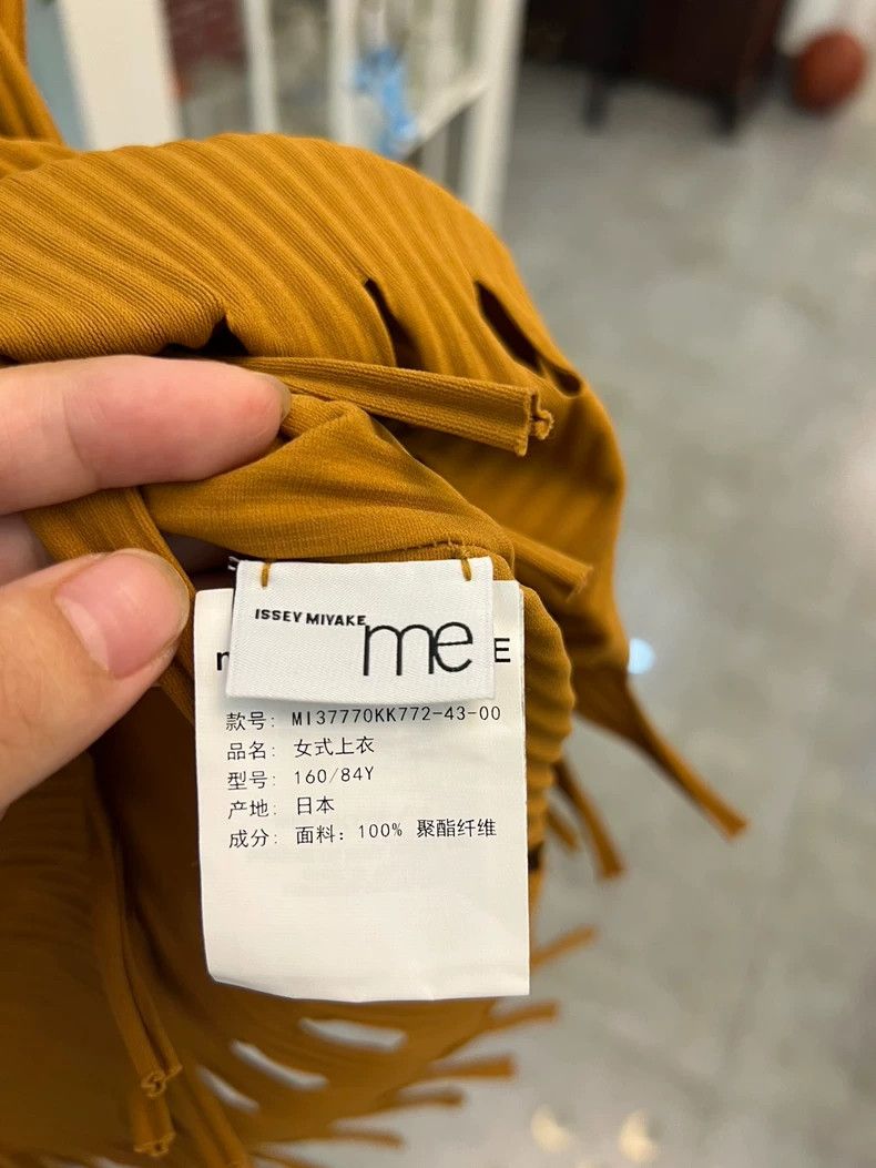 Issey Miyake Three-dimensional yellow sleeveless top with fringes-yf Size US M / EU 48-50 / 2 - 3 Thumbnail